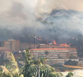 Πυρκαγιά σε εμβληματικό όρος στην Κέιπ Τάουν προκάλεσε καταστροφές σε κτίρια του πανεπιστημίου - Τυλίχθηκε στις φλόγες η Βιβλιοθήκη (φωτό - βίντεο)