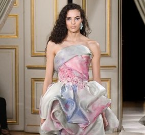 Giorgio Armani Prive: Απίθανες δημιουργίες με λαμπερό μετάξι ή σατέν σε απροσδόκητα χρώματα - η νέα haute couture κολεξιόν (φωτό & βίντεο)