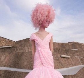Η γοητεία του απρόβλεπτου στη νέα haute couture κολεξιόν του Giambattista Valli: Τούλινα φορέματα, τουαλέτες από σιφόν (φωτό & βίντεο) 