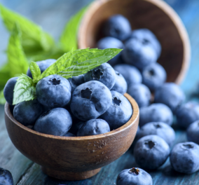 Τα μπλε φρούτα & λαχανικά δεν έγιναν τυχαία η νέα μόδα: Όσο πιο σκούρα τόσο περισσότερα αντιοξειδωτικά – Ο σύμμαχός σου στη μακροβιοτική διατροφή  