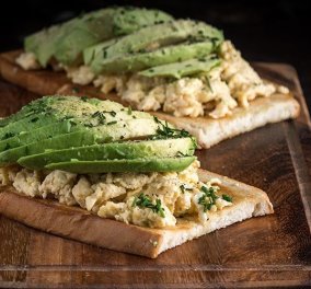 Άκης Πετρετζίκης: Δημιουργεί Αβοκάντο τοστ με αβγά scrambled - Υπέροχη ιδέα για πρωινό ή brunch