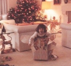 Μαίρη Κατράντζου: Η γλυκιά, χριστουγεννιάτικη φωτό - Παιδάκι ακόμα, ανοίγει τα δώρα που της έφερε ο Άγιος Βασίλης 