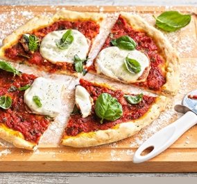  Αργυρώ Μπαρμπαρίγου: Σήμερα φτιάχνουμε Ιταλική πίτσα - Με λεπτή ζύμη, σάλτσα ναπολιτάνα και μοτσαρέλα