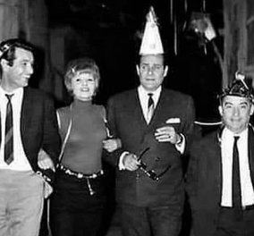 Αποκριάτικη vintage pic: Νίκος Κούρκουλος, Κάτια Αθανασίου, Λάμπρος Κωνσταντάρας και Νίκος Ρίζος με σερπαντίνες & καπέλα