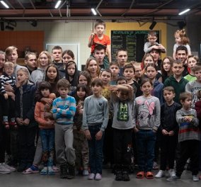 Αυτά είναι τα 50 ορφανά παιδιά από την Ουκρανία! Τα αναλαμβάνουν οι Άγγλοι - μας συγκινεί η φωτογραφία 