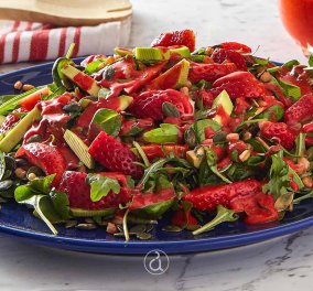 Αργυρώ Μπαρμπαρίγου: Σαλάτα με φράουλες - Δροσερή και γεμάτη αρώματα 