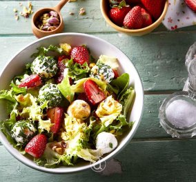 Αργυρώ Μπαρμπαρίγου:  Καλοκαιρινή σαλάτα - Με φράουλες και μπάλες τυριού