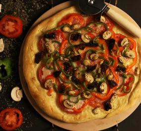 Δημήτρης Σκαρμούτσος: Ιταλική πίτσα ναπολιτάνα με λαχανικά, λάδι τρούφας, και τυρί gouda με πίπεριες - buon appetito!