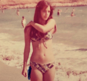 Vintage pic: Η Δήμητρα Παπαδοπούλου (ξανα)φέρνει το καλοκαίρι – 17 ετών με μπικίνι στην παραλία 