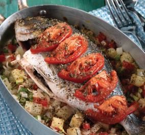 Αργυρώ Μπαρμπαρίγου: Ψάρι στο φούρνο με λαχανικά για ένα θρεπτικό μεσημεριανό