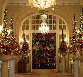 Μία βόλτα στο χριστουγεννιάτικο Λονδίνο και το γιορτινό Παρίσι - Από το Claridges & το Ritz, έως τις Galeries Lafayette (φωτό & βίντεο)