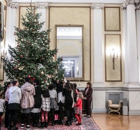 Προεδρικό Μέγαρο: Η Κ. Σακελλαροπούλου στόλισε το χριστουγεννιάτικο δέντρο παρέα με παιδιά από το Χατζηκυριάκειο (φωτό)