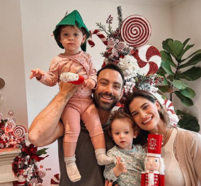 Xριστίνα Μπόμπα - Σάκης Τανιμανίδης: Φέτος τον Χριστουγεννιάτικο στολισμό τον επιμελήθηκαν τα πιο γλυκά πλάσματα, η Αριάνα και η Φιλίππα (φωτό)