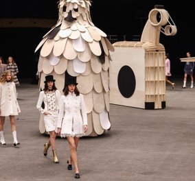 Chanel Haute Couture: Οι αριστοκρατικές εμφανίσεις της νέας συλλογής σε ένα ντεφιλέ - υπερθέαμα με «Δούρειους Ίππους» (φωτό & βίντεο)