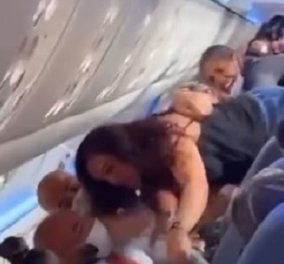 12 γυναίκες μαινόμενες - στο βίντεο το άγριο μαλλιοτράβηγμα σε πτήση - για μια θέση στο παράθυρο