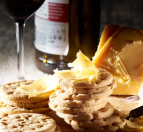 Στέλιος Παρλιάρος:  Μπισκότα με τυρί τσένταρ -  τo απόλυτο συνοδευτικό του κρασιού.