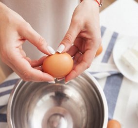 Εσείς ξέρετε να καθαρίσετε ένα αυγό; Αν πιστεύετε ναι, σας λέμε ότι κάνετε λάθος – Δείτε πως γίνεται με μία κίνηση (βίντεο)