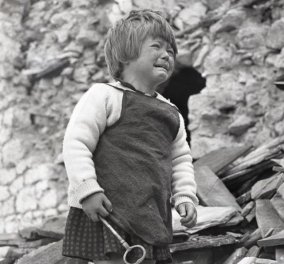 Το συγκλονιστικό κλικ του Κλεισθένη από τον σεισμό του 1967 - Ένα κοριτσάκι κρατά το κλειδί του κατεστραμμένου σπιτιού της