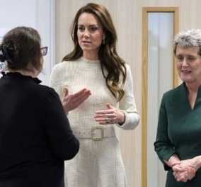 Nτύθηκε Βρετανίδα η Kate Middleton: Το πλεκτό μίνιμαλ φόρεμα της Victoria Beckham που έβαλε η πριγκίπισσα της Ουαλίας (φωτό)