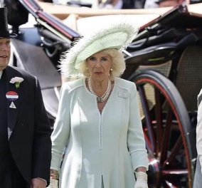 Βασίλισσα Καμίλα: Με υπέροχο πράσινο σιφόν φόρεμα στην 3η μέρα του Royal Ascot - Το grande καπέλο & η glam καρφίτσα της Ελισάβετ (φωτό) 