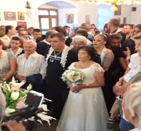 O γάμος της χρονιάς στην Κρήτη: Η 82χρονη Παρασκιώ παντρεύτηκε τον 41χρονο Κωστή - Με t-shirt ο γαμπρός στην εκκλησία, το ξέφρενο γλέντι   