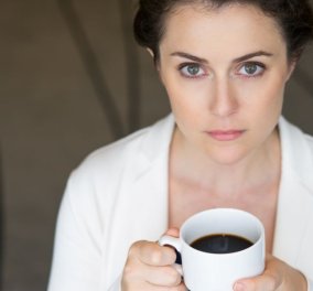 Καφεΐνη: Πώς η κατά πολλούς "αθώα" ουσία μπορεί να προκαλέσει κρίσεις πανικού - Το πιο κοινό διεγερτικό!