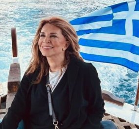 Η Μιμή Ντενίση θυμάται: "Μεγάλωσα σε ένα σπίτι που ξυπνούσαμε με τη φωνή "Γιορτάζει η Πατρίδα μας" - Ας είμαστε περήφανοι για την Ελλάδα μας" (φωτό)
