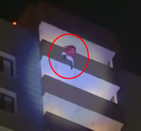 Το βίντεο που κόβει την ανάσα: Η στιγμή που ένας άνδρας ντυμένος Άγιος Βασίλης πέφτει από το μπαλκόνι του 24ου ορόφου στο κενό μπροστά στη γυναίκα και το παιδί του
