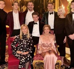 Η Βασιλική οικογένεια της Ελλάδας εύχεται 'Merry Christmas' με glamorous στυλ: Άννα Μαρία, Παύλος Νικόλαος, Μαρί - Σαντάλ & τα 5 παιδιά τους σε μια φωτό 