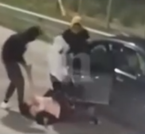 Βίντεο ντοκουμέντο: Τρεις νεαροί προσπαθούν να αρπάξουν γυναίκα και να τη βάλουν στο αυτοκίνητό τους - Ουρλιάζει, αντιστέκεται, παλεύει
