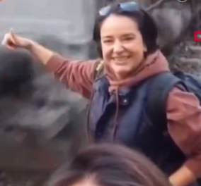 Ακραίο! Η νεαρή τουρίστρια παίρνει πόζα καθώς περνάει το τρένο & εκείνο τη ρίχνει κάτω - Η άλλη φίλη δεν πήρε είδηση ... (βίντεο)