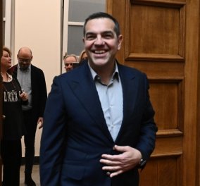 Με γεια το κούρεμα Πρόεδρε! Στην ΚΟ του ΣΥΡΙΖΑ, η είσοδος του Τσίπρα προκάλεσε ενθουσιασμό - Καταχαρούμενοι οι βουλευτές, όρθιοι τον χειροκροτούσαν (φωτό)