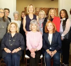 Jane Fonda με φίλες 70άρες, 80άρες+ δεν το βάζουν κάτω: Με την γυμνάστρια τους σε μία πόζα γυναικείας ενδυνάμωσης
