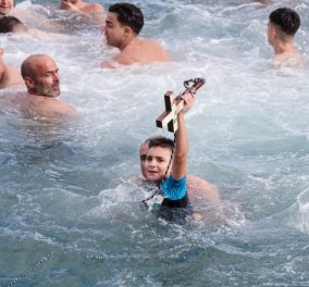 Με λαμπρότητα ο εορτασμός των Θεοφανείων σε όλη τη χώρα - Ένας 8χρονος έπιασε το σταυρό στο Ηράκλειο (φωτό - βίντεο)