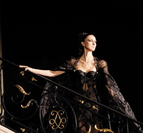 Εκθαμβωτική η Έλενα Κουντουρά ως guest star του grand couturier Franck Sorbier στην επίσημη Εβδομάδα μόδας Παρισιού - Το φόρεμα με τα 700μ. ύφασμα! (φωτό) - Κυρίως Φωτογραφία - Gallery - Video