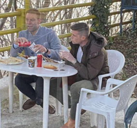 O Στέφανος Κασσελάκης τρώει “βρώμικο” στα Σέρβια Κοζάνης – Το γεύμα με τον Τάιλερ σε τοπική καντίνα (φωτό) - Κυρίως Φωτογραφία - Gallery - Video