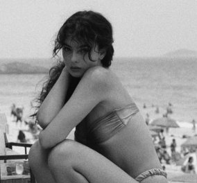Η Ντέβα Κασέλ σε καλοκαιρινό mood! Φωτογραφίζεται στην άμμο με το πιο μικροσκοπικό μπικίνι - Ασπρόμαυρα ενσταντανέ με vintage αέρα (φωτό) - Κυρίως Φωτογραφία - Gallery - Video