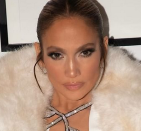 Η Jennifer Lopez σε mob wife aesthetic – Λευκό maxi φόρεμα με βαθύ ντεκολτέ - Η λεπτομέρεια με το διαμαντένιο τριαντάφυλλο και η τεράστια γούνα (φωτό & βίντεο) - Κυρίως Φωτογραφία - Gallery - Video