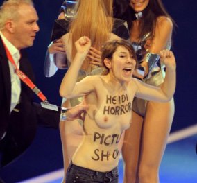 Slide-show: Και καθώς  η Χάιντι Κλουμ παρουσιάζει το Next top Model ουπς!! Oι Femen με τα γυμνά τους στήθη την ξαφνιάζουν και την περιγελούν! (φωτογραφίες)  - Κυρίως Φωτογραφία - Gallery - Video