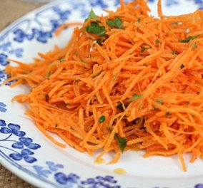 Η πιο μοντέρνα συνταγή από τον Γιάννη Λουκάκο: Καροτοσαλάτα με φιστίκια Αιγίνης και πορτοκάλι!