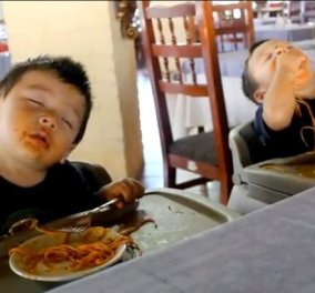  Ώρα για πολύ γέλιο: Κουκλάκια διδυμάκια τα παίρνει ο ύπνος την ώρα που τρώνε μακαρόνια ή Κορεατάκι κοιμάται όρθιο στον παιδικό! (βίντεο)