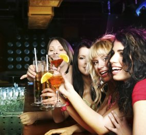 Θέλετε να πιείτε αλλά φοβάστε τις επιπτώσεις του αλκοόλ στον οργανισμό σας; Ιδού τα 4 πιο υγιεινά & ανώδυνα αλκοολούχα ποτά!