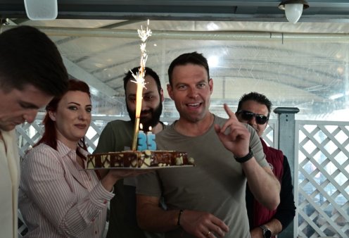 Στέφανος Κασσελάκης: Γιορτάζει τα γενέθλιά του με τον σύζυγό του Τάιλερ Μακμπέθ - Σε ψαροταβέρνα με ούζα σβήνει τα κεριά μαζί με τον πατέρα του (φωτό & βίντεο)