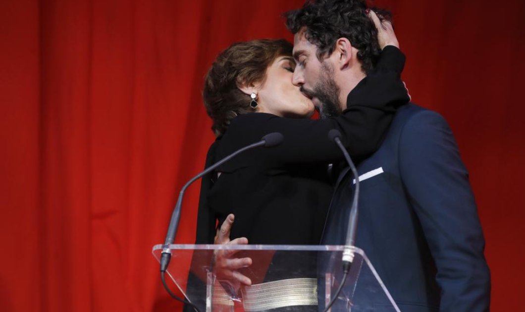 Βραβεύτηκε για ενα φιλί και φίλησε την ώρα της βράβευσης του ο  σκηνοθέτης Paco Leon  με πάθος την παρουσιάστρια Anabel Alonso- Τα βραβεία του «Fotogramas de Plata» Picture:  EPA/JUANJO MARTIN