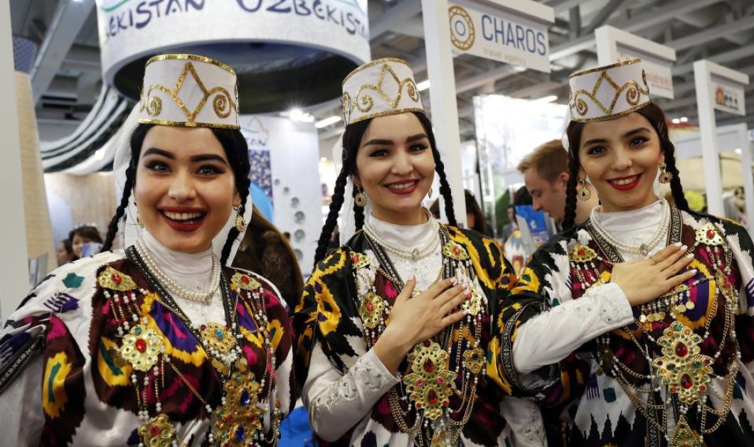 Οι όμορφες του Ουζμπεκιστάν ποζάρουν με παραδοσιακή στολή μπροστά από τον φακό - Picture: EPA/FELIPE TRUEBA