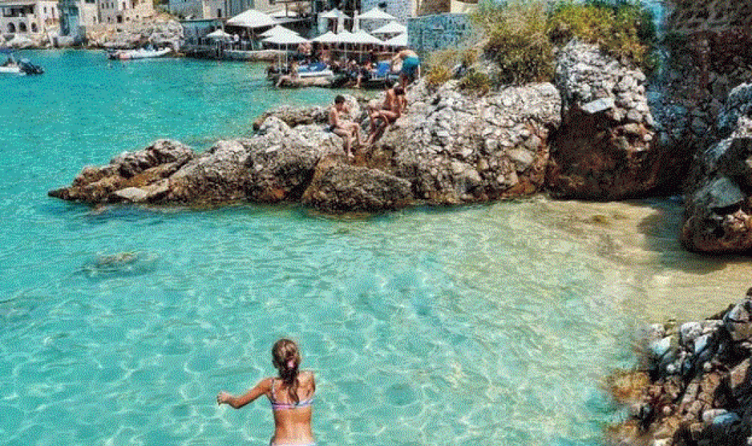 Φωτό ημέρας το μικρό κορίτσι που βουτάει στα καταπράσινα νερά της παραλίας Λιμένι @giorgoskarananos #eirinika 