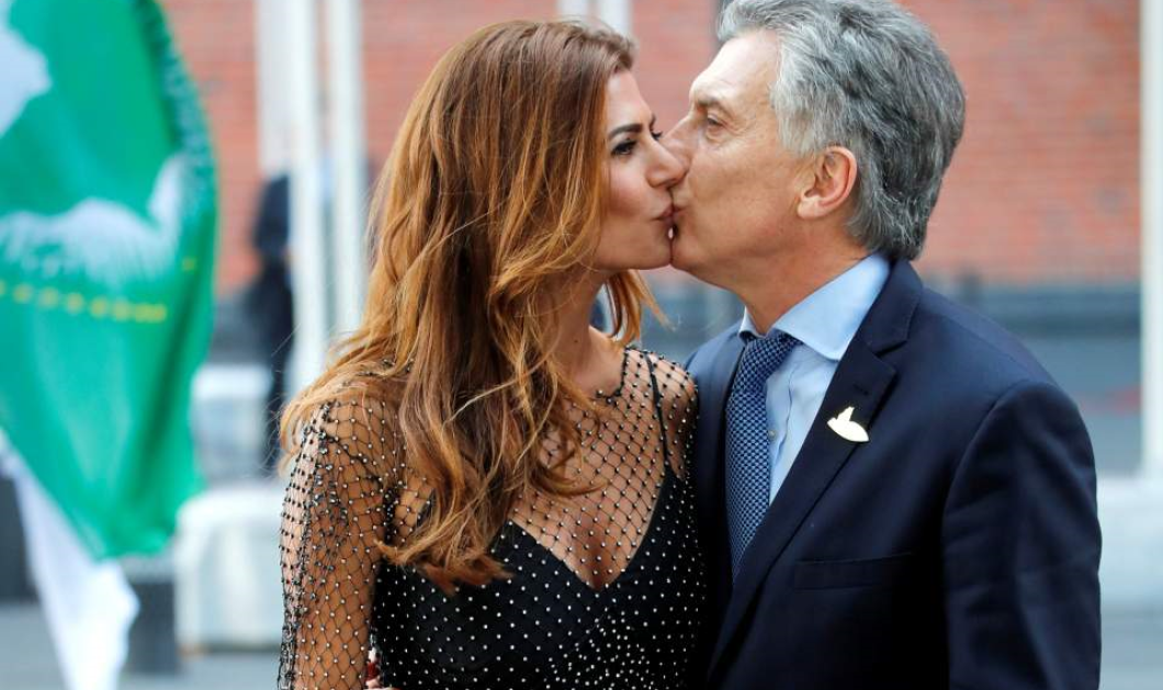 G20:  Το φιλί στο στόμα του Πρόεδρου της Αργεντινής στην καλλονή σύζυγο του - Φωτογραφία: REUTERS/Wolfgang Rattay
