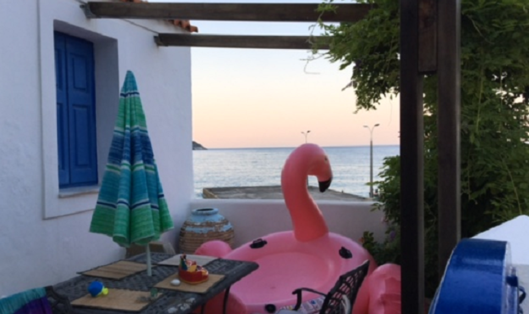Το ροζ φλαμίνγκο του eirinika αγναντεύει το ηλιοβασίλεμα Κυπαρίσσι Λακωνίας