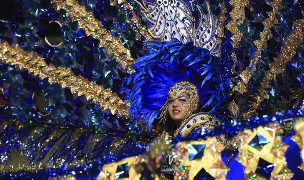 Στιγμιότυπο από το καρναβάλι στο Τρινιντάντ και Τομπάγκο - Picture: EPA / ANDREA DE SILVA 