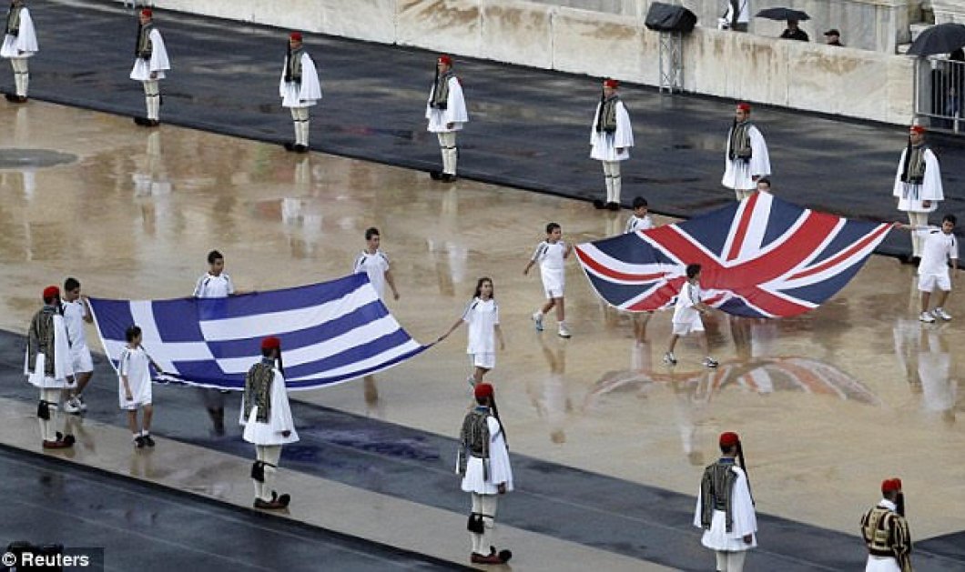 Οι βρετανικές και ελληνικές σημαίες μεταφέρονται στο Παναθηναϊκό στάδιο στη τελετή παράδοσης της Ολυμπιακής Φλόγας στο Λονδίνο το 2012 - Picture: Reuters